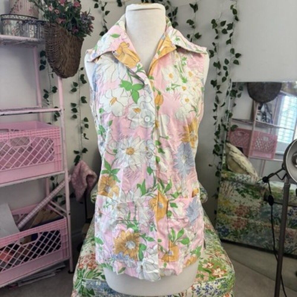 Vintage 70s Lori-Lynn Floral Sleeveless Blouse Pastel Pink Button Front USA